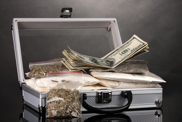 Zdjęcie kokaina i marihuana w walizce na białym tle