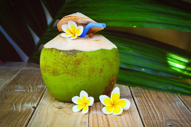 Kokos, napój, w drewnie