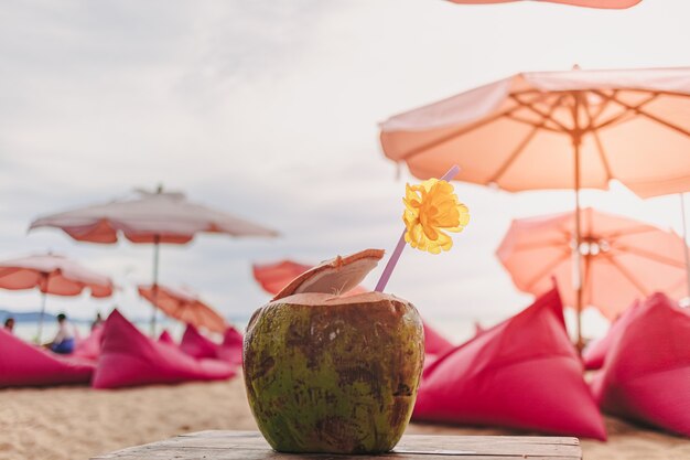 Kokos ozdobiony kwiatem w kawiarni na plaży latem