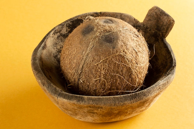 Kokos w starym zabytkowym drewnianym talerzu