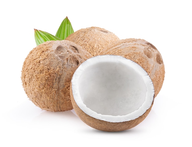 Kokos z liściem odizolowywającym na bielu