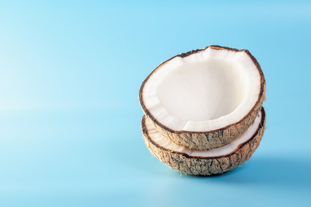 Kokos z mlekiem kokosowym na niebieskiej ziemi