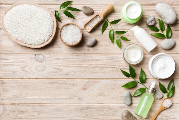 Kokos ze słoikami oleju kokosowego i kremem kosmetycznym na kolorowym tle Widok z góry Wolne miejsce na tekst Naturalne kosmetyki kokosowe spa i koncepcja leczenia organicznego Skład Coconut Spa