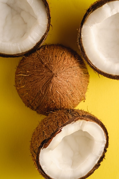 Kokosowe owoce na żółto