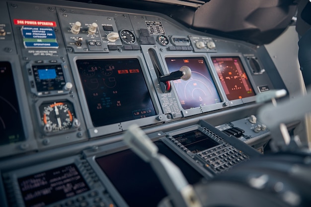 Kokpit samolotu z tablicą przyrządów, wyświetlaczami i systemami nawigacyjnymi