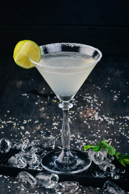 Koktajl alkoholowy Margarita Tequila limonkowy lód Na czarnym tle bar