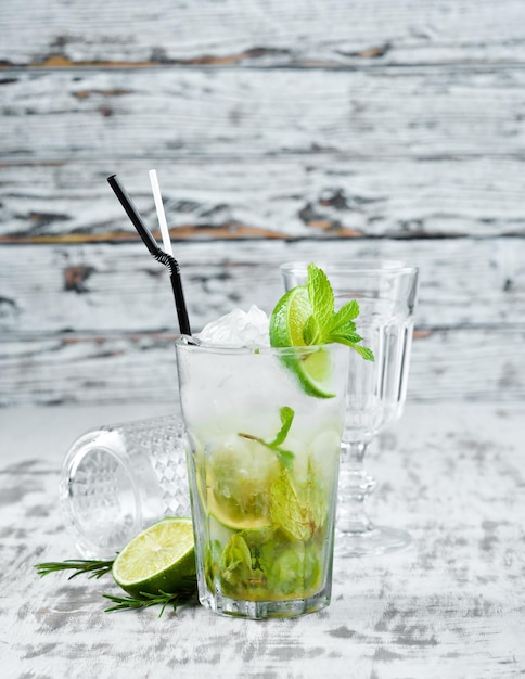Koktajl alkoholowy Mojito z mentolową limonką i rumem w szklance Na drewnianym tle Widok z góry Darmowe miejsce na kopię