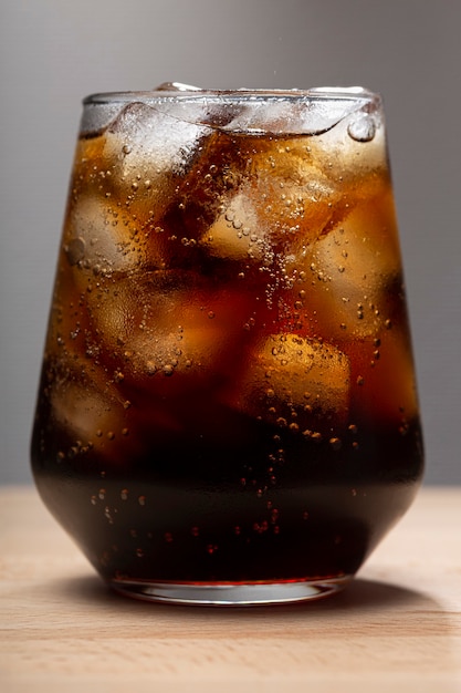Zdjęcie koktajl alkoholowy, rum cola, lód