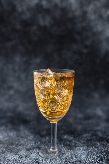Koktajl alkoholowy z lodem w przezroczystej szklance pyszny zimny napój