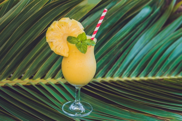 Koktajl ananasowo-ananasowy na liściu palmowym