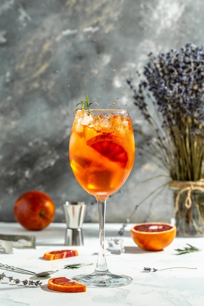 Koktajl Aperol Spritz Włoski koktajl z czerwonymi pomarańczami, gorzkim wytrawnym białym winem, skórką sodową i lodem zamrażają ruch w szklanym słoiku