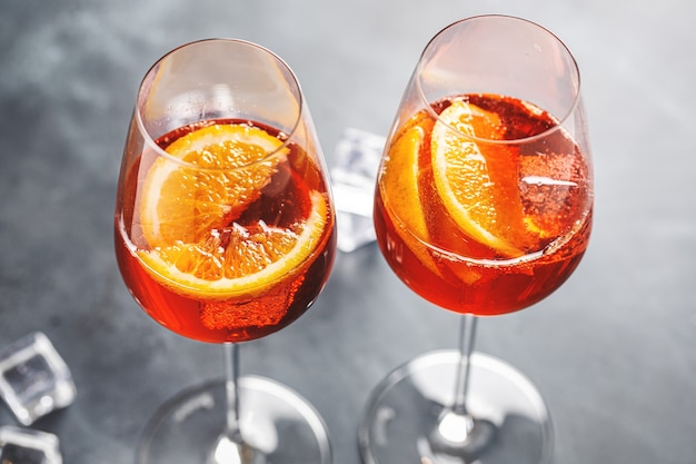 Koktajl Aperol Spritz z plastrami pomarańczy podawany w szklankach