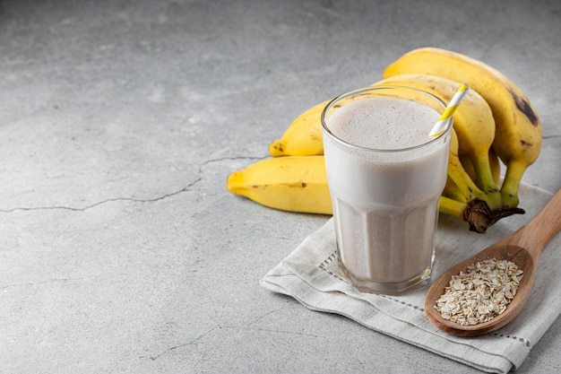 Koktajl Bananowy Z Mlekiem, Bananem I Płatkami Owsianymi.