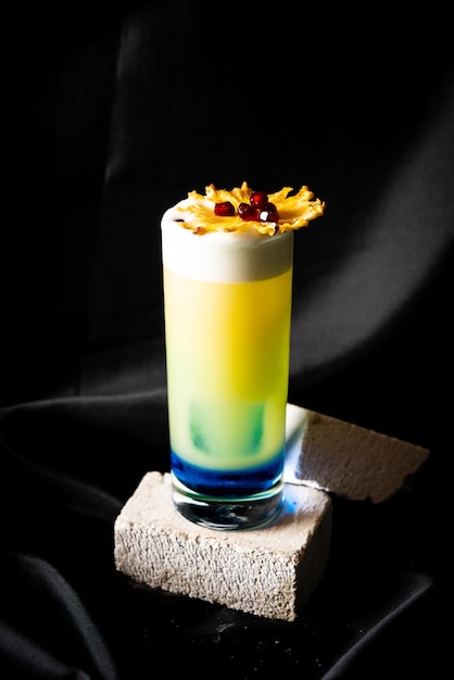 Koktajl Blue Curacao z dodatkiem rumu z marakui, syropem jabłkowym, sokiem ananasowym i sokiem z limonki
