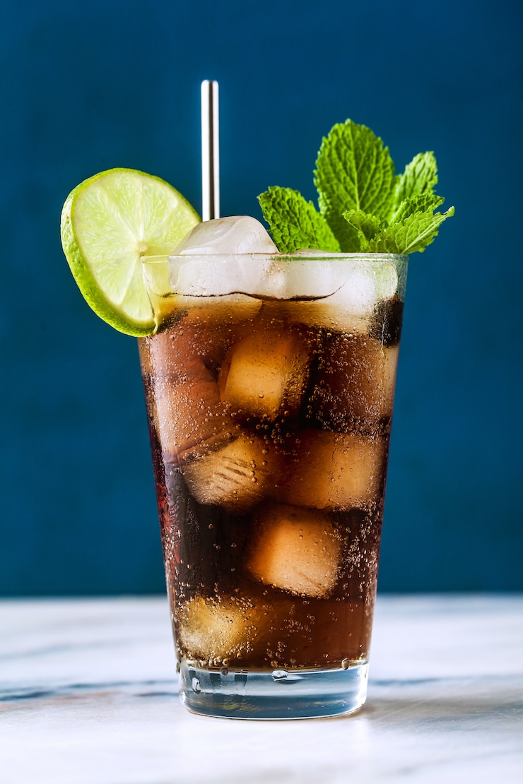 Zdjęcie koktajl coca coke w wysokiej szklance kuby libre. orzeźwiający letni napój