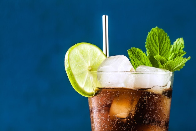 Koktajl Coca Coke w wysokim szklanym orzeźwiającym letnim drinku cuba libre