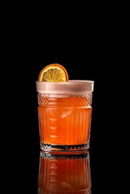 Koktajl czarne tło układ menu restauracja bar wódka wiskey pomarańczowa cytryna whisky dr