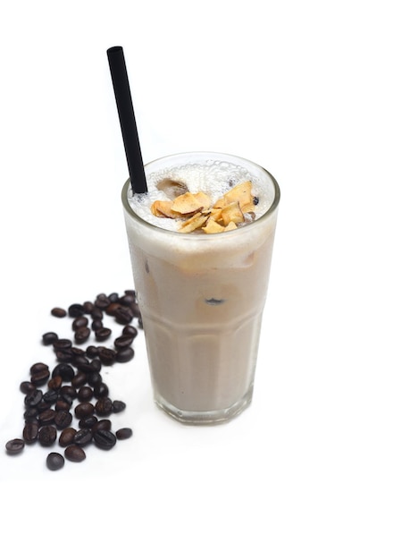 Koktajl kawowy z przypalonym kokosem i ziarnami kawy na białym tle