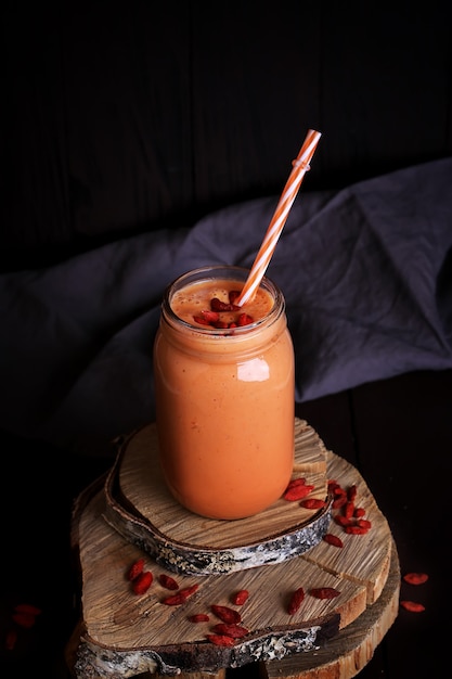 Koktajl marchewkowy z jagodami i detoksem przekąska goji
