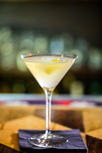 Koktajl Martini Limoncello Przygotowany W Barze.