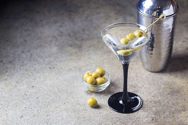 Koktajl martini z oliwkami na kamieniu