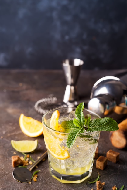 Koktajl Mojito lub Caipirinha. Brązowy cukier i pusta szklanka na kamieniu