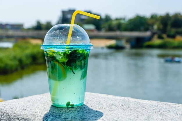 Koktajl Mojito na granitowym parapecie z rzeką w tle