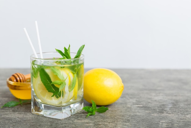 Koktajl Mojito Orzeźwiający koktajl Mojito z limonką, cytryną i miętą w wysokiej szklance z patyczkiem