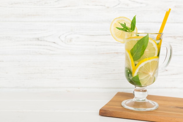 Koktajl Mojito Orzeźwiający koktajl Mojito z limonką, cytryną i miętą w wysokiej szklance z patyczkiem