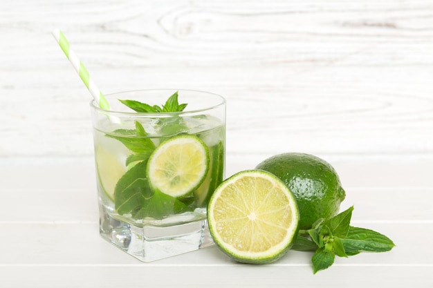 Koktajl Mojito Orzeźwiający koktajl Mojito z limonką, cytryną i miętą w wysokiej szklance z patyczkiem