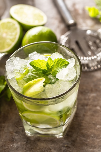 Koktajl Mojito z białym rumem limonkowo-miętowymi ziołami i sodą na ladzie barowej.