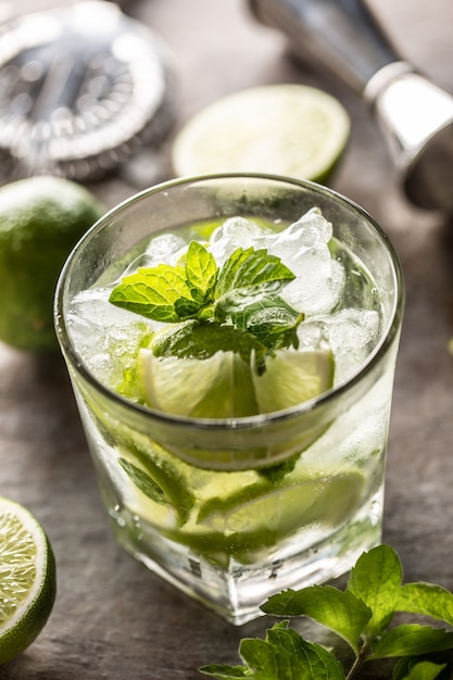 Koktajl Mojito z białym rumem limonkowo-miętowymi ziołami i sodą na ladzie barowej.