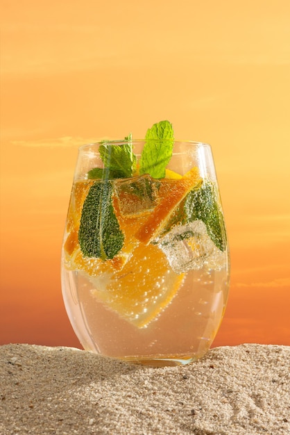 Koktajl mojito z cytrusem, cytryną i pomarańczą na plaży