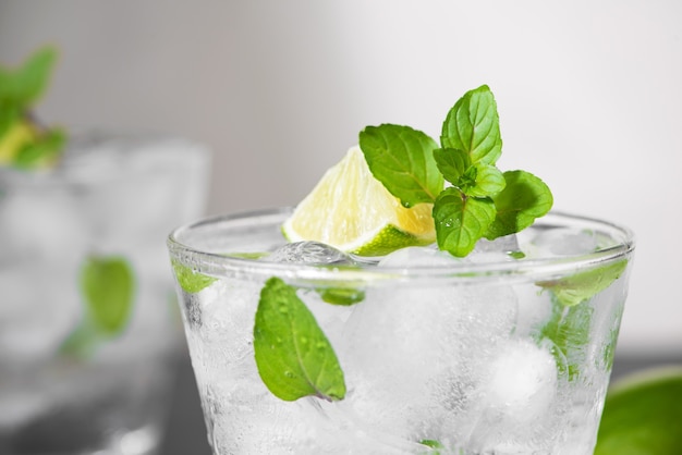 Koktajl Mojito Z Limonką I Miętą W Szkle Na Szarym Kamiennym Tle