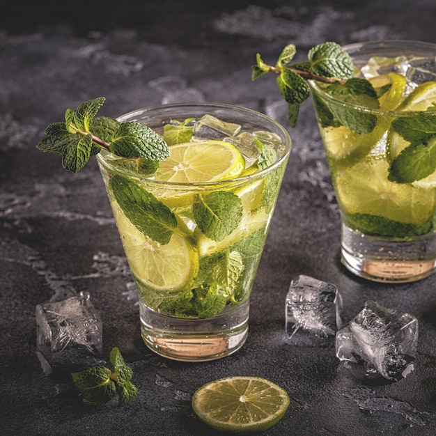 Koktajl Mojito z limonką i miętą