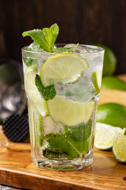 Zdjęcie koktajl mojito z miętą limonkową i lodem