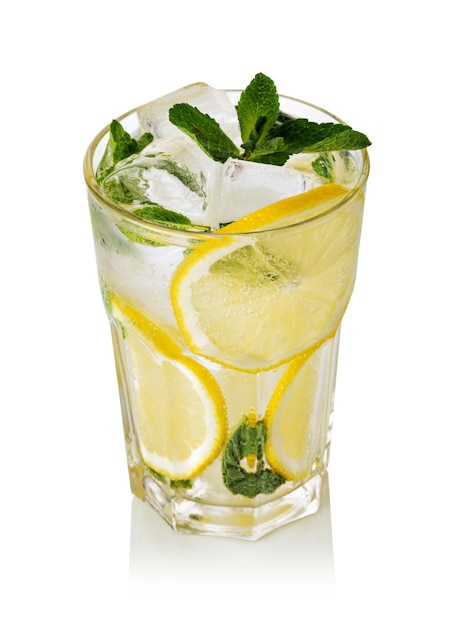 Koktajl mojito z miętą limonkową i lodem