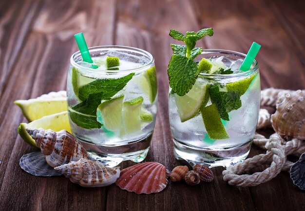 Koktajl mojito z rumem, miętą, lodem, limonką