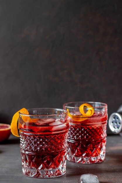 Zdjęcie koktajl negroni. gorzki, dżin, wermut, lód. bar. przepisy napoje alkoholowe.