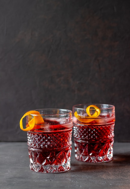 Koktajl Negroni. Gorzki, dżin, wermut, lód. Bar. Przepisy Napoje alkoholowe.