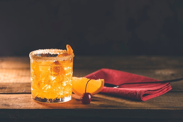 Koktajl Negroni Na Starej Drewnianej Desce. Pij Z Dżinem, Campari Martini Rosso I Pomarańczą, Włoski Koktajl, Aperitif, Po Raz Pierwszy Zmieszany We Firenze We Włoszech, W 1919 Roku, Alkoholowy Koktajl Gorzki