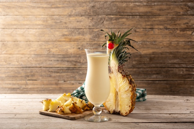 Koktajl Pina Colada W Szkle Na Drewnianym Stole