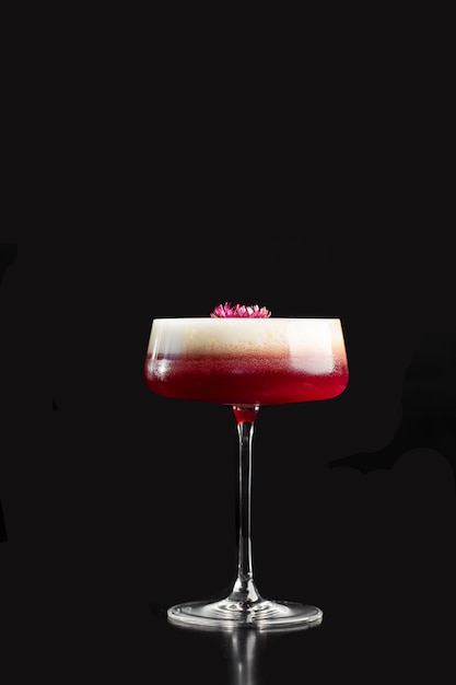 Koktajl Pink Clover Club w szkle coupe z warstwą pianki i kwiatowym ozdobnikiem