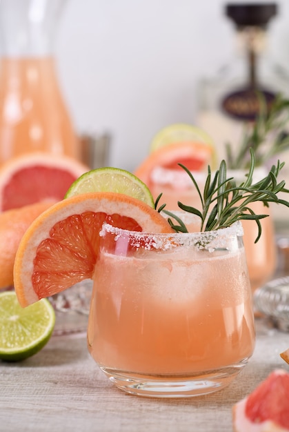 Koktajl różowy Palomas ze świeżą limonką i rozmarynem w połączeniu ze świeżym sokiem grejpfrutowym i tequilą. Świąteczny drink jest idealny na brunch, imprezy i święta.
