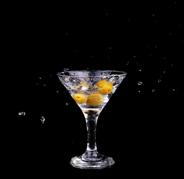 Koktajl wermutowy wewnątrz kieliszka martini na ciemnym tle