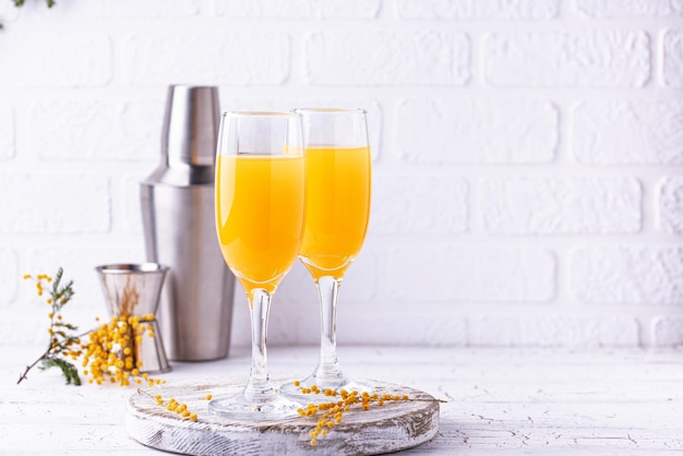 Koktajl z mimozy z sokiem pomarańczowym