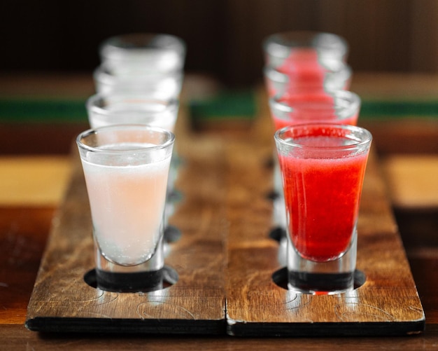 Koktajl z słodkim likierem alkoholowym