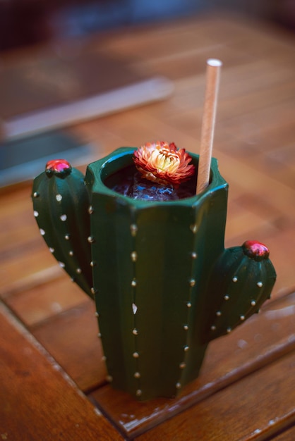 Koktajl z tequilą w szklance w kształcie kaktusa