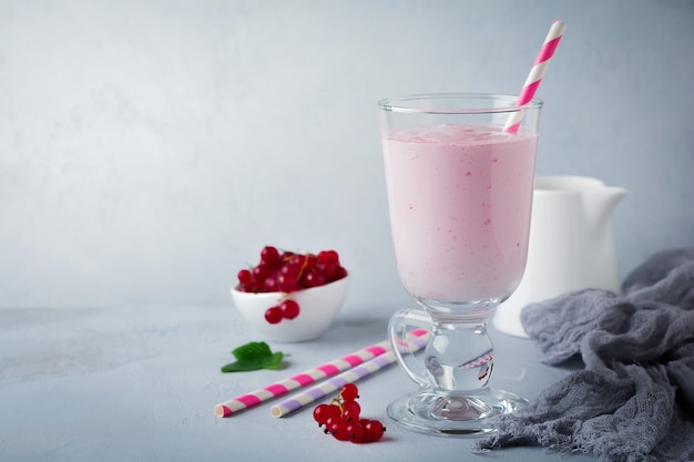 Koktajle jogurtowe z czerwonej porzeczki, koktajl mleczny w szklanej filiżance