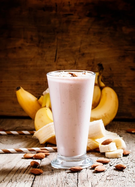 Koktajle mleczne z mielonymi migdałami i bananem zdrowe odżywianie selektywne skupienie